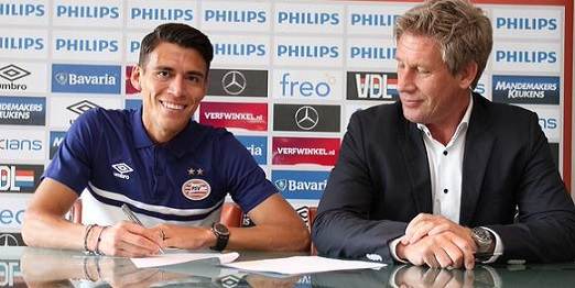 Héctor Moreno firma para el PSV Eindhoven