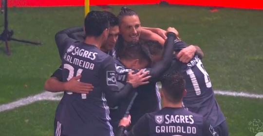 Golazo de Raúl Jiménez en triunfo del Benfica 3-1 Braga en Primeira Liga 2017-2018