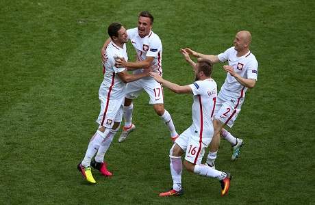 Polonia vence en penales a Suiza
