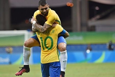 Brasil golea 4-0 a Dinamarca