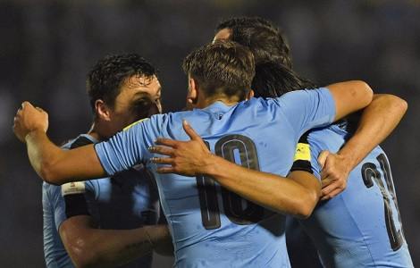 Uruguay golea 4-0 a Paraguay