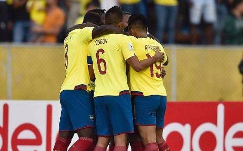 Ecuador golea 3-0 a Chile