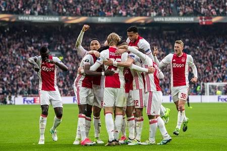 Ajax golea 4-1 Lyon