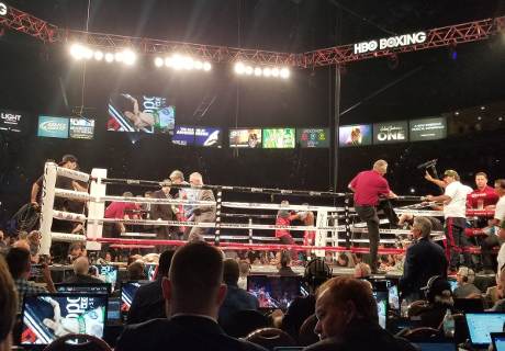 Guillermo Rigondeaux vence a Moisés Flores en polémico KO en el round 1
