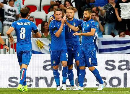 Italia golea 3-0 a Uruguay