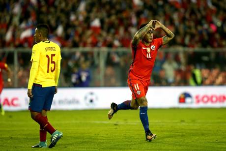 Chile vence 2-1 Ecuador para mantenerse con vida rumbo al Mundial 2018