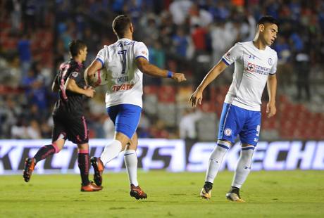 Con penales inventados, Cruz Azul vence 2-1 Querétaro