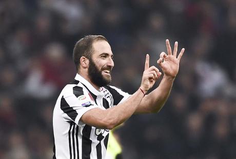 Juventus vence 2-0 al Milán para escalar al liderato de la Serie A 2017-2018