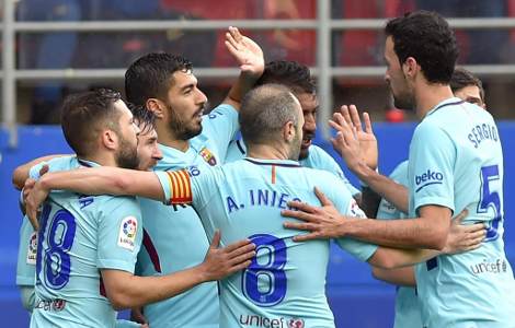 Barcelona sufre, pero vence 2-0 al Eibar en la Liga Española 2017-18