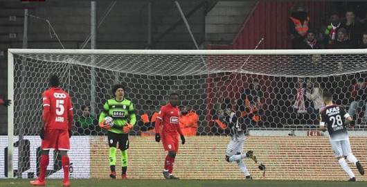 Memo Ochoa y Standard Lieja vencen 3-2 Mechelen