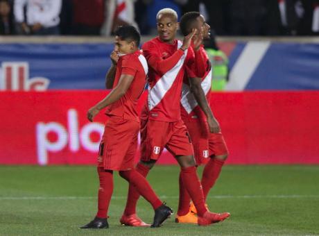 Perú vence 3-1 a Islandia