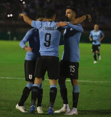 Uruguay golea 3-0 a Uzbekistán