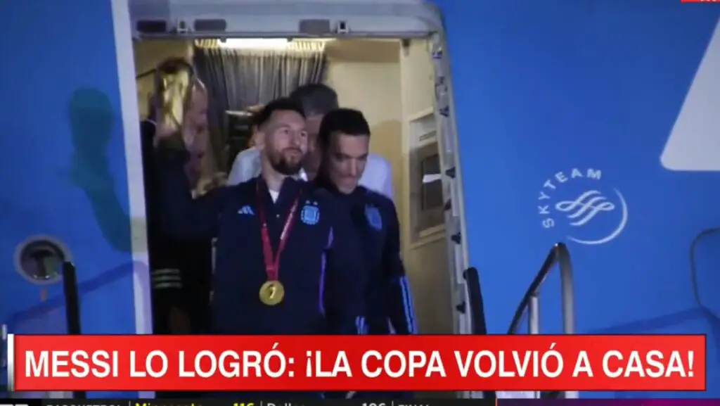 El momento exacto en el que Messi aterrizó en Argentina con la Copa del Mundo