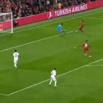 Repetición INCREÍBLE falla de Courtois para Gol Mohamed Salah Liverpool 2-0