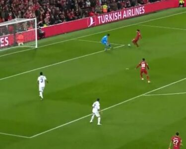 Repetición INCREÍBLE falla de Courtois para Gol Mohamed Salah Liverpool 2-0