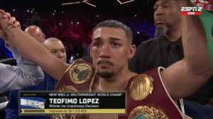 Teofimo-Lopez-vence-a-Josh-Taylor-para-recuperar-sus-titulos-mundiales-Superligero