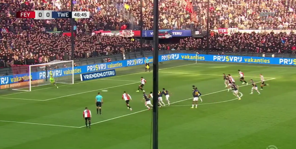 Santiago Giménez falló importante penal con Feyenoord vs Twente